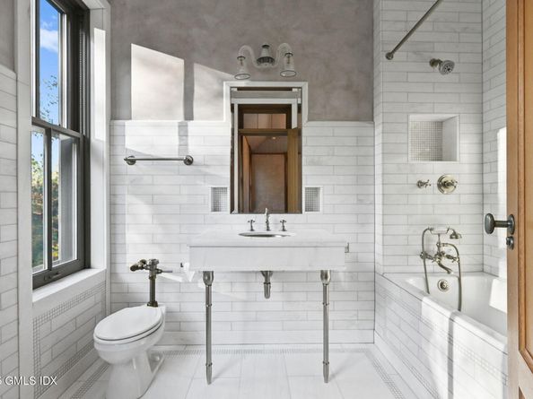 16 N Martin Dale, Greenwich CT 06830