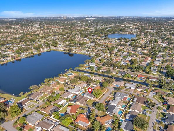 8711 NW 18th St, Pembroke Pines FL 33024