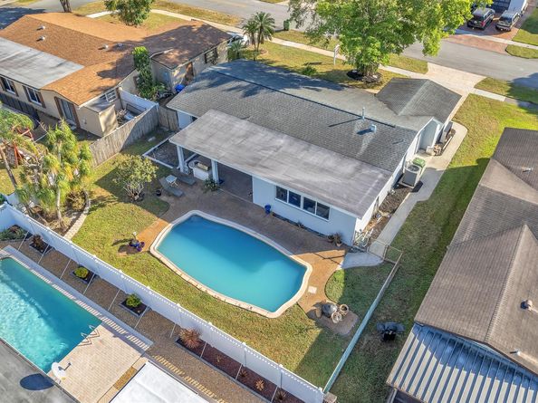 8711 NW 18th St, Pembroke Pines FL 33024