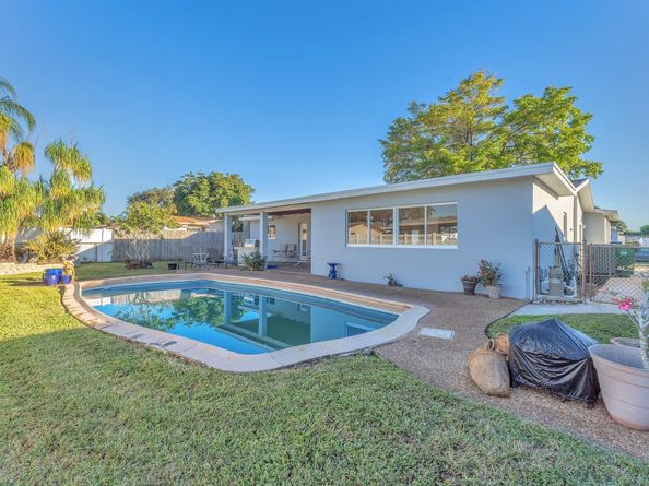 8711 NW 18th St, Pembroke Pines FL 33024