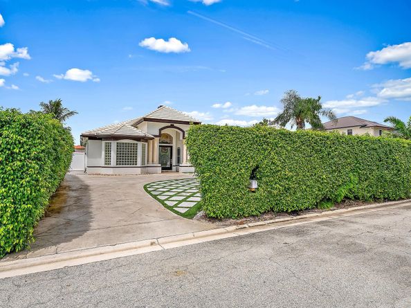 2117 N Suzanne Circle, North Palm Beach FL 33408