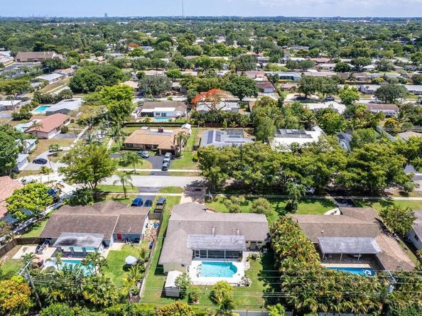 7121 NW 11th Ct, Plantation FL 33313