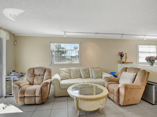 689 NE 6TH Court 110, Boynton Beach FL 33435