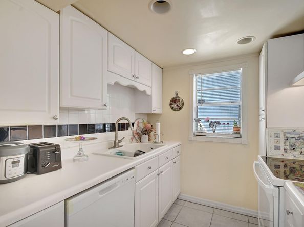 689 NE 6TH Court 110, Boynton Beach FL 33435