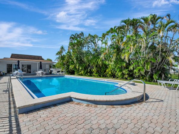 689 NE 6TH Court 110, Boynton Beach FL 33435