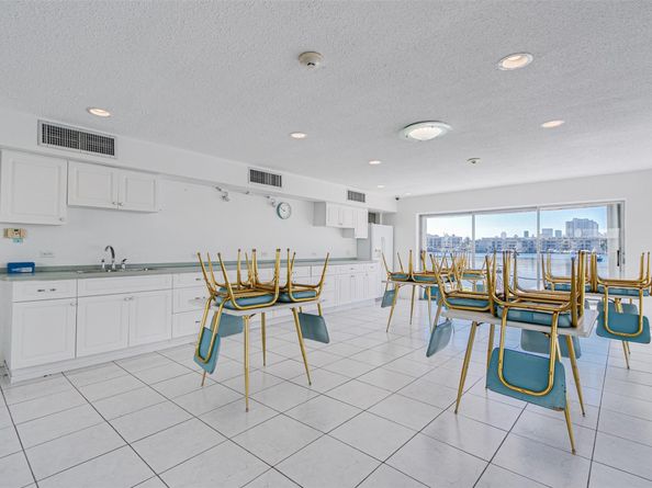 2200 Diana Dr 312, Hallandale Beach FL 33009
