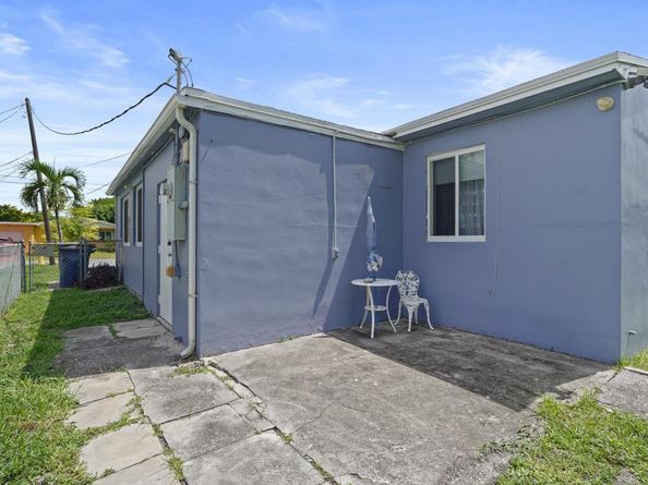 637 SW 1st Ct, Hallandale Beach FL 33009
