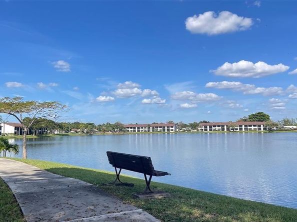 211 Lake Pointe Dr 110, Oakland Park FL 33309