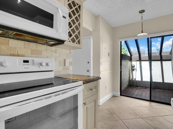 3741 English D Lane D, Lake Worth FL 33467