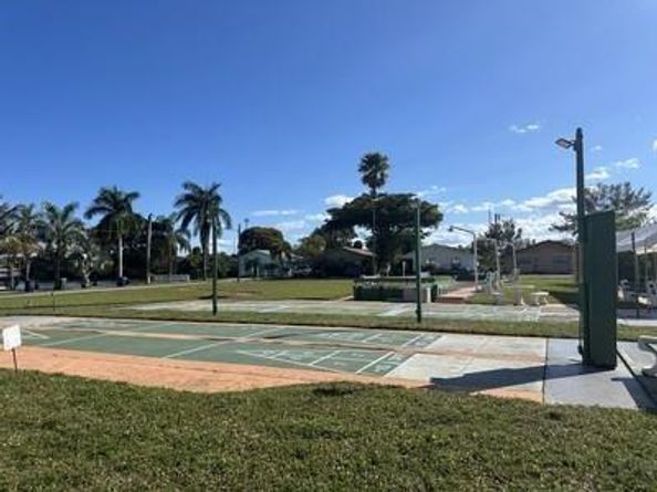 1000 SW 10th Ave 22, Hallandale Beach FL 33009