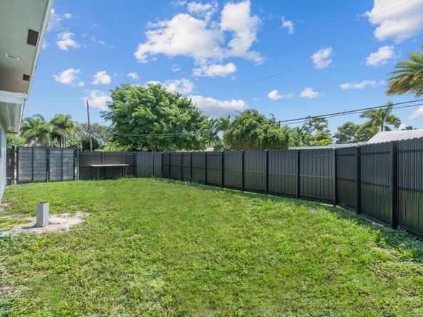 1498 NE 39th St, Oakland Park FL 33334