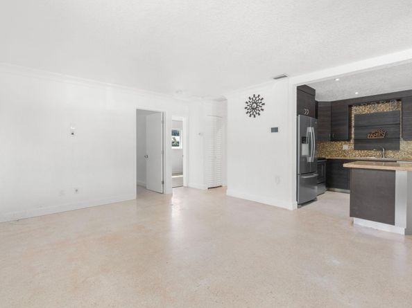 1498 NE 39th St, Oakland Park FL 33334