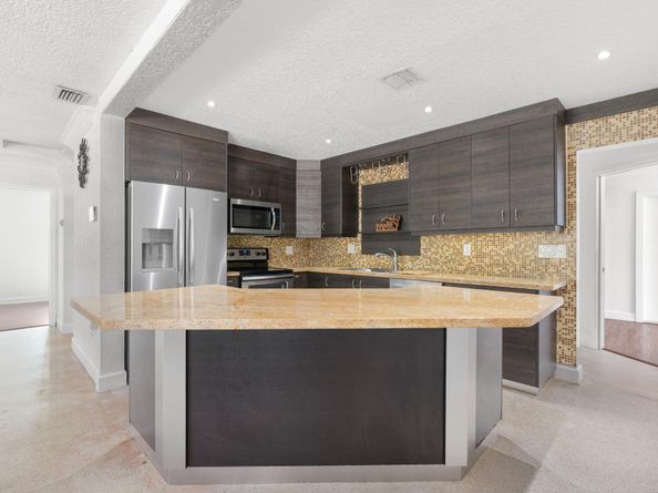 1498 NE 39th St, Oakland Park FL 33334