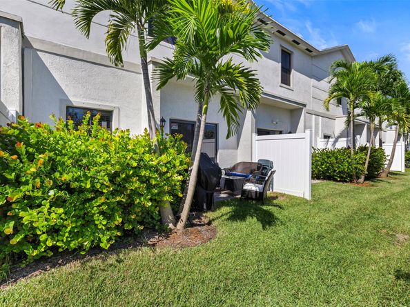 884 NW 3rd Ter, Pompano Beach FL 33060
