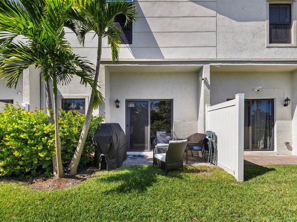 884 NW 3rd Ter, Pompano Beach FL 33060