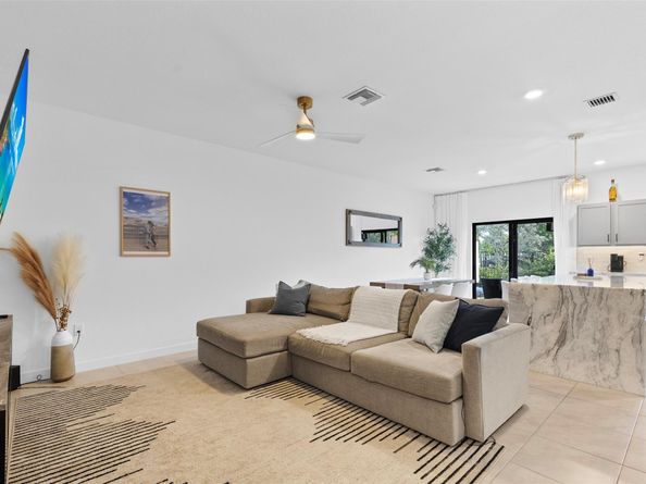 884 NW 3rd Ter, Pompano Beach FL 33060
