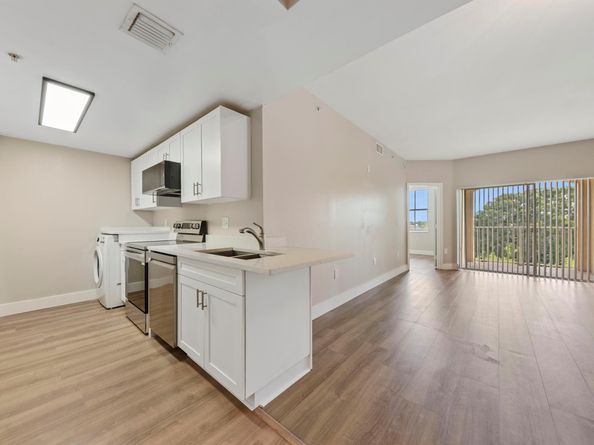 2060 Greenview Shores Boulevard 323, Wellington FL 33414
