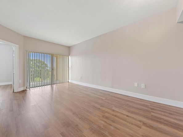 2060 Greenview Shores Boulevard 323, Wellington FL 33414