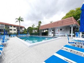 9420 S Hollybrook Lake Dr 201, Pembroke Pines FL 33025