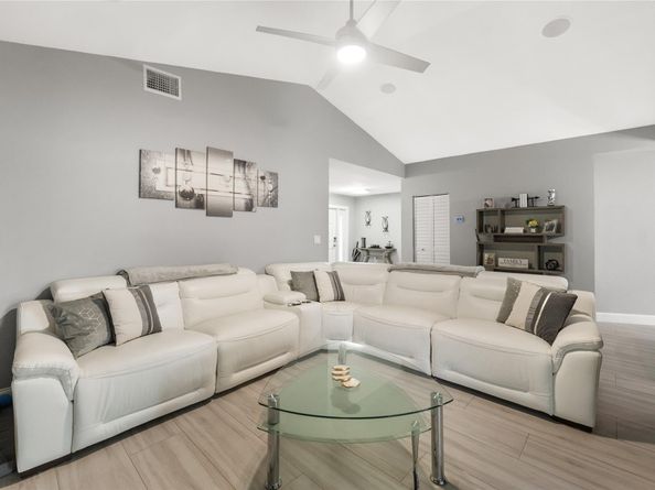 910 SW 99th Ave, Pembroke Pines FL 33025