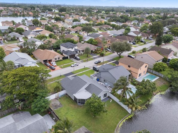 910 SW 99th Ave, Pembroke Pines FL 33025