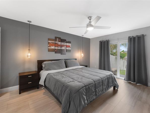 910 SW 99th Ave, Pembroke Pines FL 33025