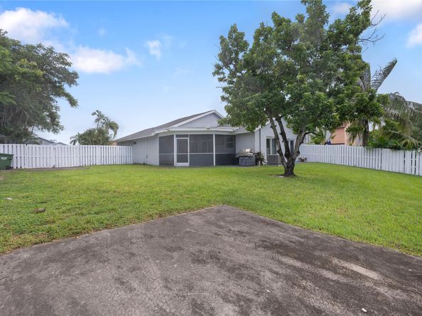 910 SW 99th Ave, Pembroke Pines FL 33025