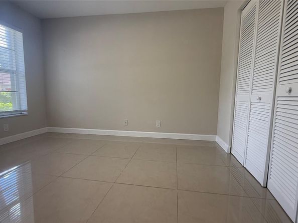 1050 NW 108TH Ave, Plantation FL 33322