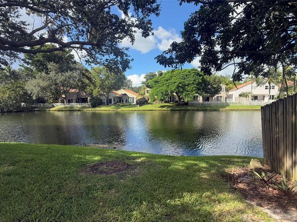 1050 NW 108TH Ave, Plantation FL 33322