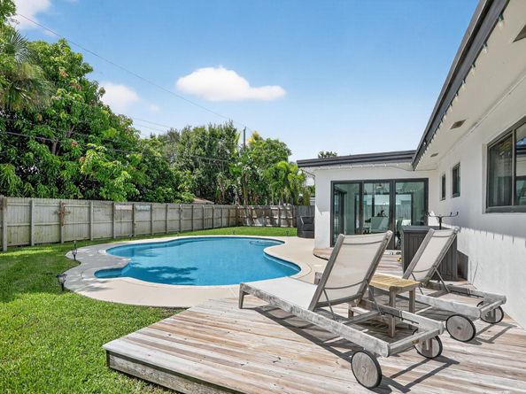 906 SE 13th Court, Deerfield Beach FL 33441