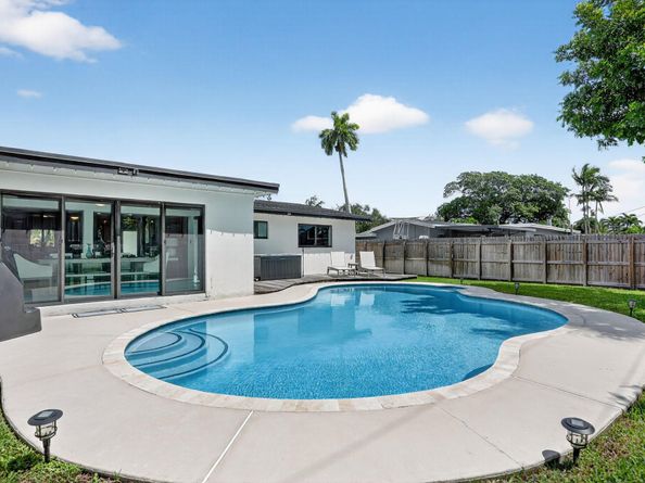 906 SE 13th Court, Deerfield Beach FL 33441