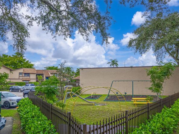 2051 Bayberry Dr 2051, Pembroke Pines FL 33024