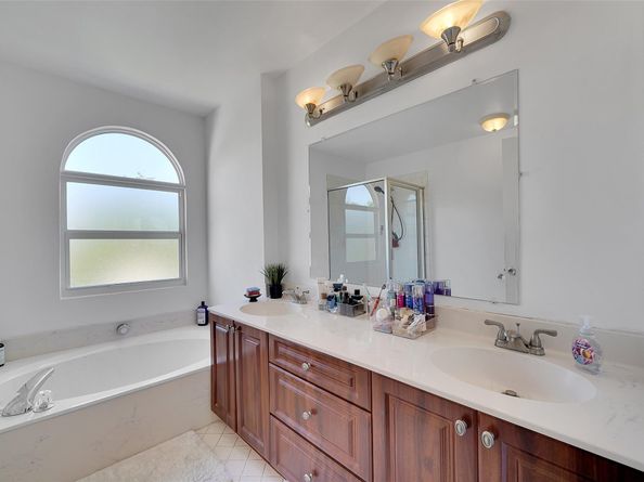 10615 NW 12th Ct, Plantation FL 33322