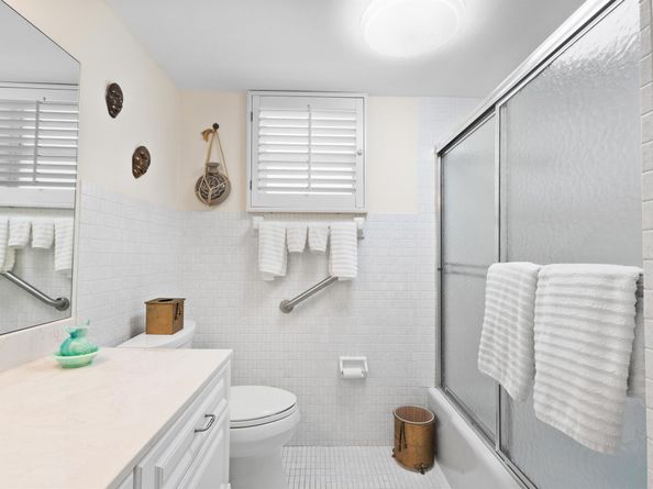 14 Colonial Club Drive 300, Boynton Beach FL 33435