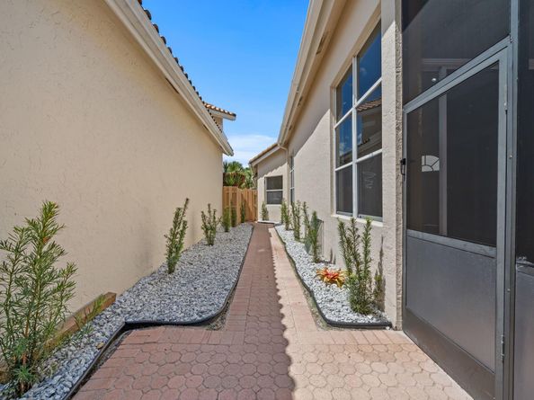 6682 NW 25th Way, Boca Raton FL 33496