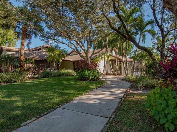 381 Ottawa Ct, Royal Palm Beach FL 33411