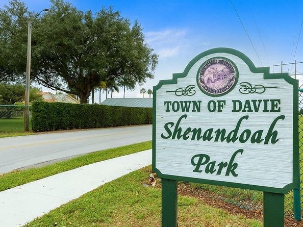 14106 Langley Pl, Davie FL 33325