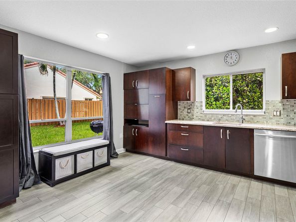 7665 NW 61st Ter, Parkland FL 33067