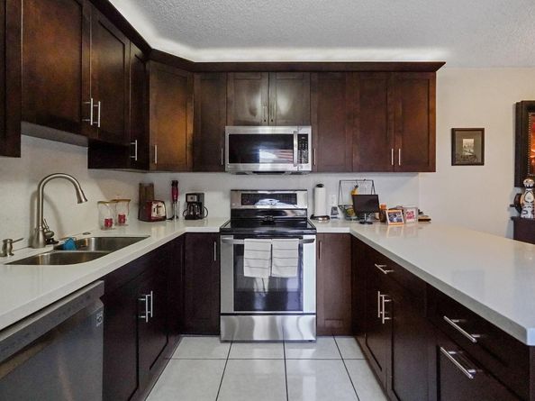 2512 Camelot Ct, Cooper City FL 33026