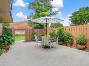 2512 Camelot Ct, Cooper City FL 33026