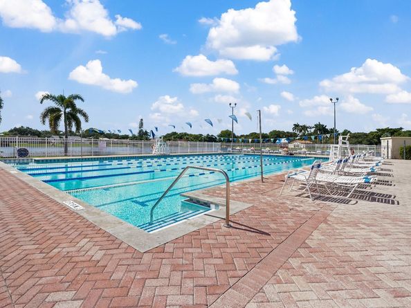 2512 Camelot Ct, Cooper City FL 33026