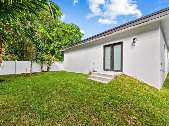 2810 NW 7th Street, Fort Lauderdale FL 33311