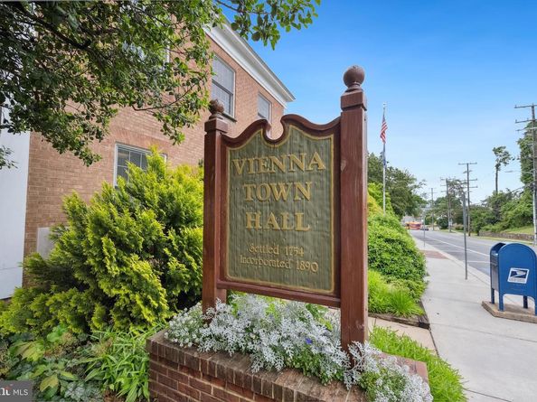 141 Center Street S 6, Vienna VA 22180