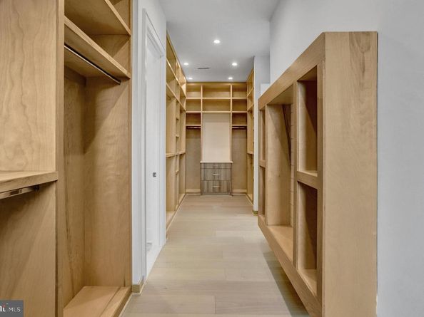 6820 Broyhill Street, Mclean VA 22101