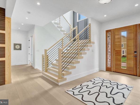 6820 Broyhill Street, Mclean VA 22101