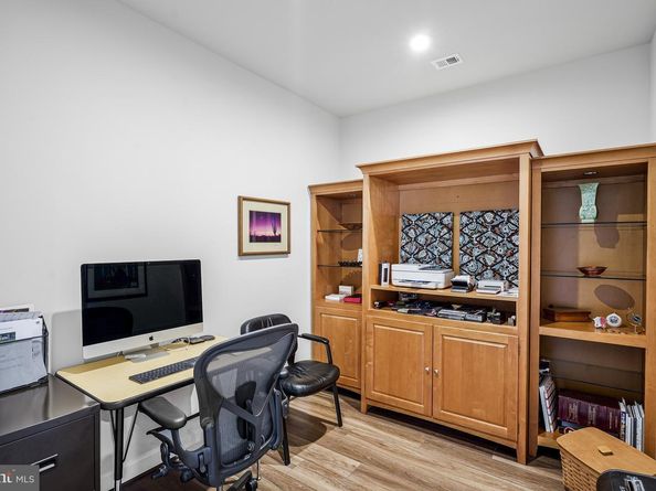 21914 Hawksbill High Circle 304, Sterling VA 20164