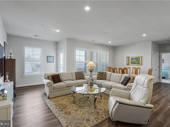 21914 Hawksbill High Circle 304, Sterling VA 20164