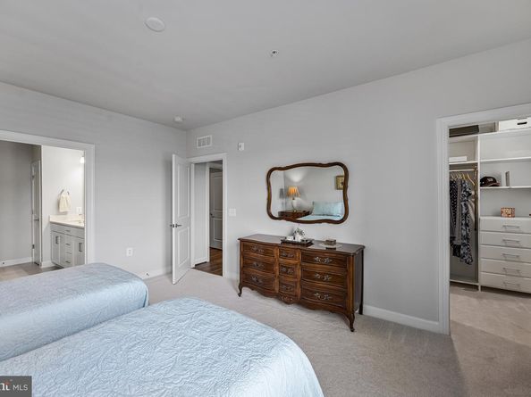 21914 Hawksbill High Circle 304, Sterling VA 20164