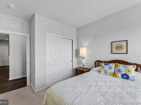 21914 Hawksbill High Circle 304, Sterling VA 20164