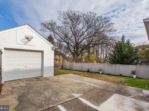 349 Kirks Lane, Drexel Hill PA 19026